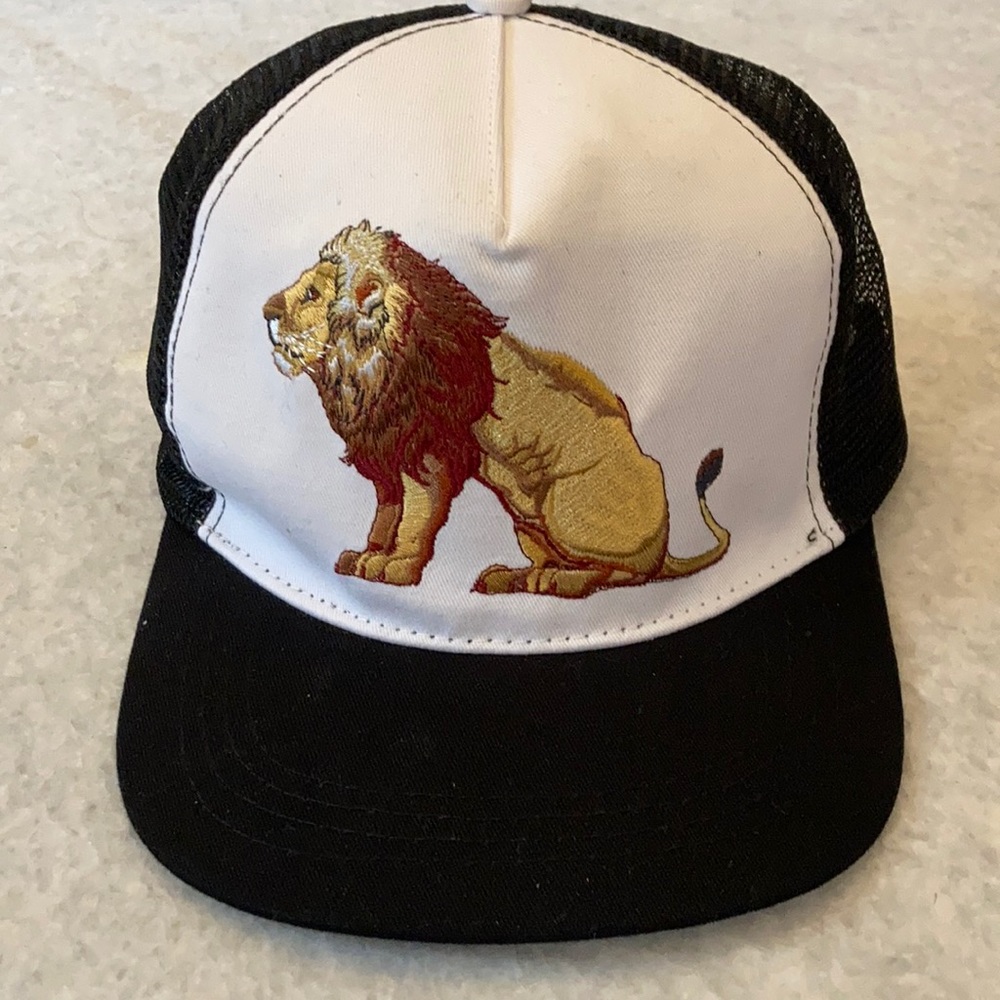 Zara Hat Embroidered Lion, size M